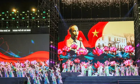 Chương trình nghệ thuật đặc biệt “Hồ Chí Minh - Người là niềm tin tất thắng” khép lại Lễ hội Làng Sen 2025