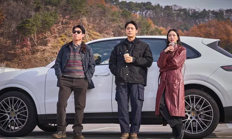 Kim Go Eun hóa nữ pháp sư với gu thời trang tổng tài sành điệu trong “Exhuma”