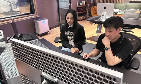 Hương Giang tham quan trụ sở công ty chủ quản nhóm nhạc Black Pink