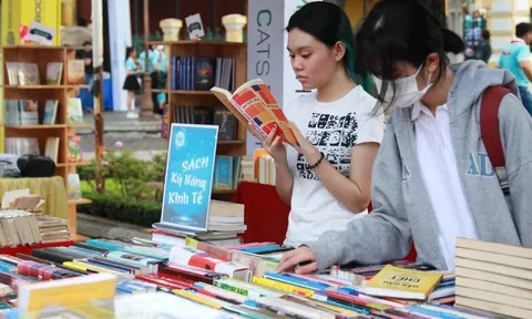 Mỗi gia đình nên dành thời gian và tạo không gian khuyến khích trẻ nhỏ đọc sách