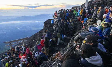 Lần đầu tiên Nhật Bản áp dụng thu phí leo núi Phú Sĩ