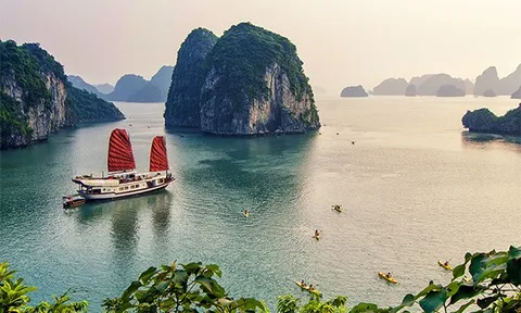 Du lịch Việt Nam: Ưu đãi tour TPHCM kỉ niệm 50 năm thống nhất đất nước, miễn phí tour tham quan vịnh Bái Tử Long