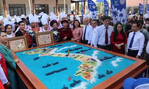 Cần Thơ xác lập kỷ lục “Bản đồ Việt Nam” từ xôi nước cốt dừa lớn nhất Việt Nam