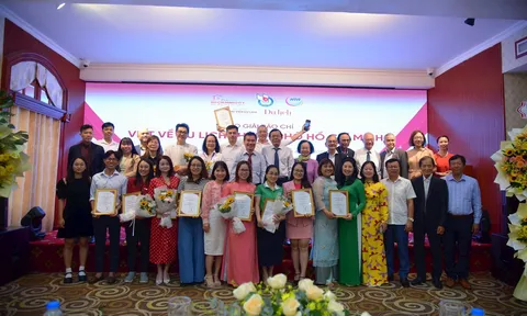 Chủ tịch Hiệp hội Du lịch Việt Nam trao giải cho 17 tác phẩm báo chí xuất sắc viết về du lịch