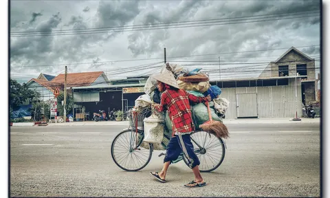 Lá thư muộn mùa Vu Lan: Vẫn còn đấy những người cha người mẹ tất bật gánh nặng cuộc đời...