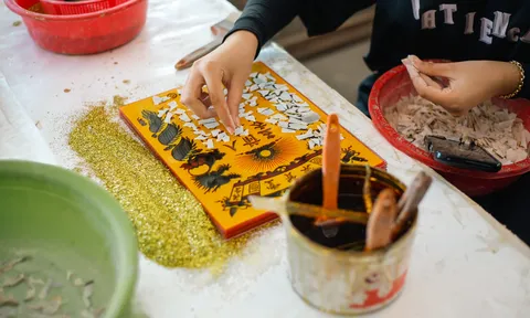 Sắc nam thấu kiếng hành trình cảm xúc qua lớp kính di sản