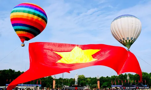 Xúc động khoảnh khắc lá đại kỳ tung bay trên quê hương Bác