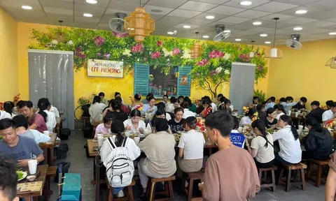 Thực khách Sài Gòn mê mẩn món Nem nướng Nha Trang Út Hương