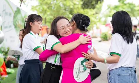 Thanh Hóa: Ấm áp chương trình kỷ niệm 20 năm ngày trở về của cựu học sinh THPT Lê Lợi