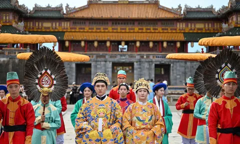 Áo dài Việt khoe sắc giữa Hoàng thành Huế