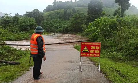 Nhiều tuyến giao thông trên toàn tỉnh bị ngập lụt, chia cắt của bão số 6 tại tỉnh Quảng Trị