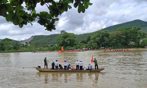 Đua thuyền mừng Tết Độc lập ở Quảng Trị