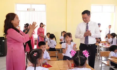 Bí thư Tỉnh ủy Quảng Trị Lê Ngọc Quang dự lễ khai giảng tại Trường Tiểu học Võ Thị Sáu, xã Vĩnh Linh