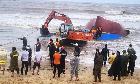 Nỗ lực triển khai tìm kiếm cứu nạn 9 nạn nhân của tàu cá bị chìm do bão số 10 tại Quảng Trị