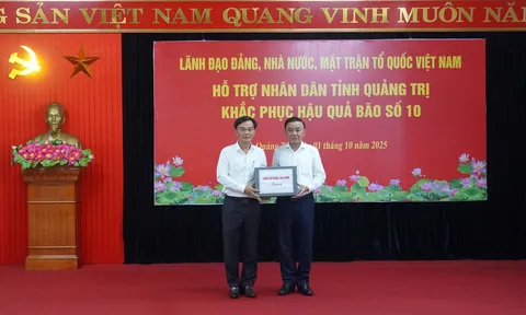 Ông Trần Cẩm Tú, Ủy viên Bộ Chính trị, Thường trực Ban Bí thư Trung ương Đảng cùng đoàn công tác đến kiểm tra khắc phục hậu quả bão số 10 tại tỉnh Quảng Trị
