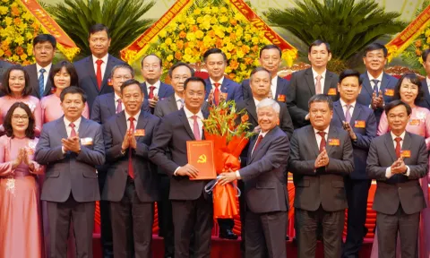 Phấn đấu xây dựng Quảng Trị trở thành trung tâm năng lượng, logistics và du lịch đặc sắc