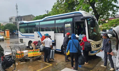 Trung chuyển hành khách bằng ô tô do đường sắt Quảng Trị-Huế bị ách tắc do mưa lũ