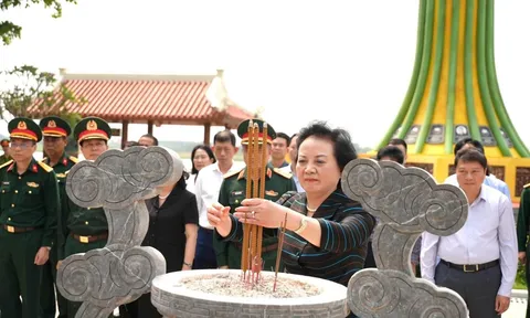 Phó Thủ tướng Phạm Thị Thanh Trà dâng hương Khu tưởng niệm 16 thanh niên xung phong tại bến phà Long Đại II