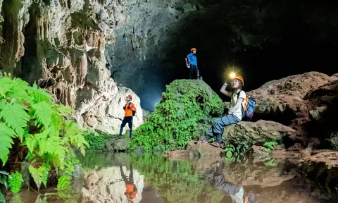 Ngỡ ngàng hồ canxi xanh ngọc như ruộng bậc thang trong hang động dài hơn 3km
