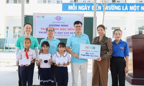 Trao tặng học bổng "Quỹ Phúc Tâm" cho học sinh có hoàn cảnh khó khăn