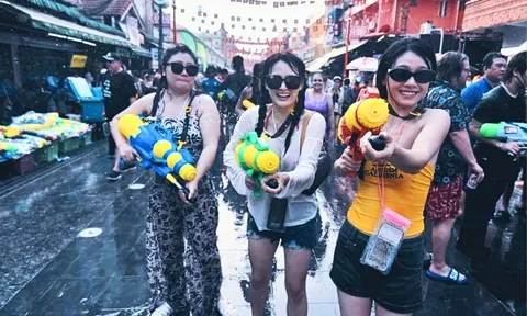 Sôi động trong lễ hội té nước Songkran đón năm mới tại Thái Lan