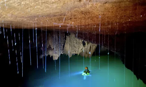 Mát mắt trước hồ nước treo lơ lửng mới được phát hiện tại Ninh Bình