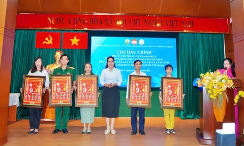 Tổ chức trao tặng 77 tranh Nano Airpurity “Không gian văn hóa Hồ Chí Minh”