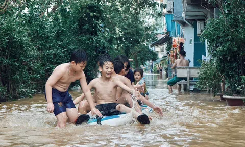 Nụ cười lạc quan của người dân vùng lũ, những muộn phiền sẽ trôi xa