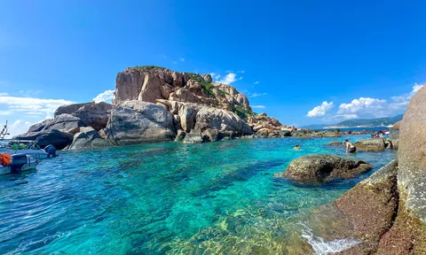 Du khách rủ nhau check-in hòn đảo ở Vĩnh Hy: Hình dáng độc lạ, đẹp hoang sơ