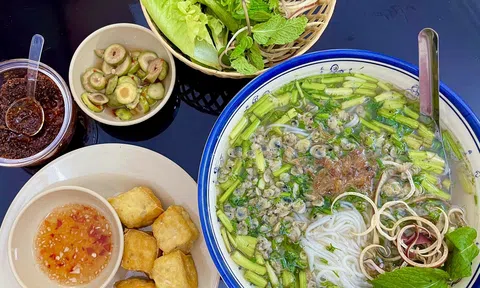 Lạ miệng món bún hến ăn kèm sung muối đặc sản Phú Xuyên - Hà Nội