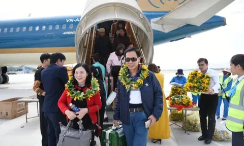 Vietnam Airlines đưa những hành khách đầu tiên "xông đất" sân bay Điện Biên mới