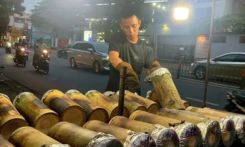 Độc đáo món gà nướng trong ống tre "khủng" tại TPHCM