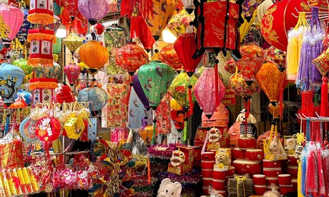 Phố Hàng Mã lên đèn rực rỡ đón Tết Trung Thu