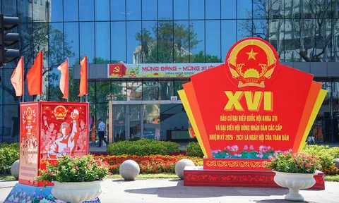 Từ núi xuống biển, Đà Nẵng rực rỡ sắc cờ hoa trước ngày bầu cử