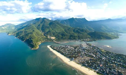 Theo dấu chân đến Vịnh đẹp Lăng Cô, hè này không đi thì tiếc cả năm