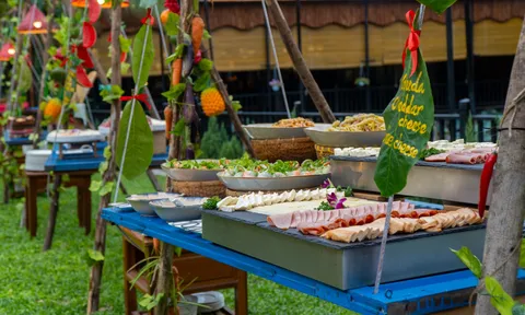 Sen Village Hoi An "kể chuyện" văn hóa vùng cao qua Tiệc Buffet Treo đầy cảm xúc