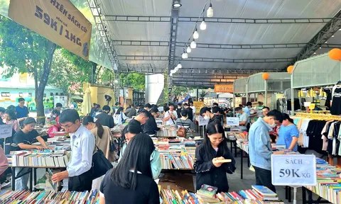 Tậu ngay chồng sách tại Hội sách ký lô miền Nam