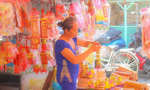 Đỏ rực chợ Tết - văn hoá lâu đời người Việt