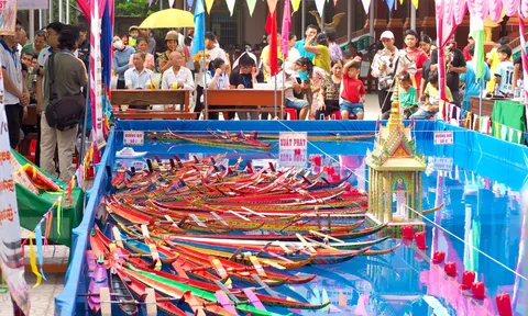 Người Khmer hào hứng đua ghe mini trong Tết Chôl Chnăm Thmây