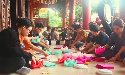 Rộn ràng cảnh xếp hoa đăng trước thềm đêm thả đèn lễ Phật đản
