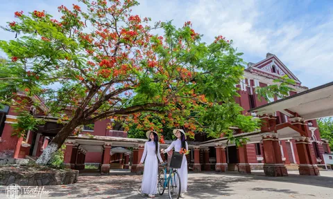 Nét cổ kính và yên bình của ngôi trường hàng trăm tuổi ở Huế