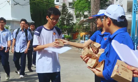 Cùng nhau vượt vũ môn: Tuổi trẻ “áo xanh” đồng hành cùng sĩ tử