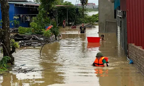 Tuyên Quang ngập lụt kỷ lục trong 20 năm, hàng trăm nhà dân chìm sâu