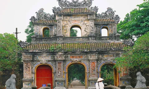 Khảm sành sứ: Điểm nhấn độc bản của kiến trúc cung đình Huế