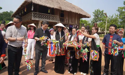 Phó Chủ tịch UBND TP Hà Nội yêu cầu làm mới sản phẩm tại Làng Văn hóa - Du lịch các dân tộc Việt Nam