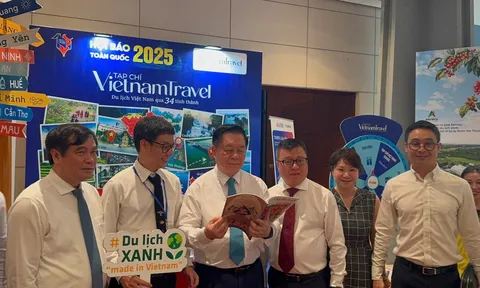 Đại biểu Trung ương thăm gian trưng bày của Tạp chí Vietnam Travel tại Hội Báo Toàn quốc 2025