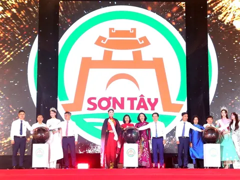 Sơn Tây Tưng Bừng Kỷ Niệm Ngày Thống Nhất, Sơ Kết 3 Năm Phố Đi Bộ Và Khai Mạc Năm Du Lịch 2025