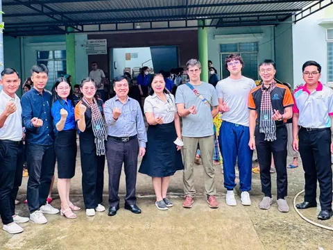 Bệnh viện Đa khoa Khánh Hòa tổ chức khám bệnh, cấp thuốc và trao quà cho người dân vùng lũ Diên Khánh