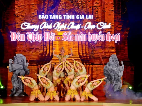Tháp Đôi ‘lên đèn’ đón khách