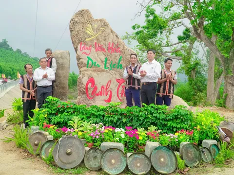 Người làng Canh Tiến gọi điện, đường và du lịch là lịch sử